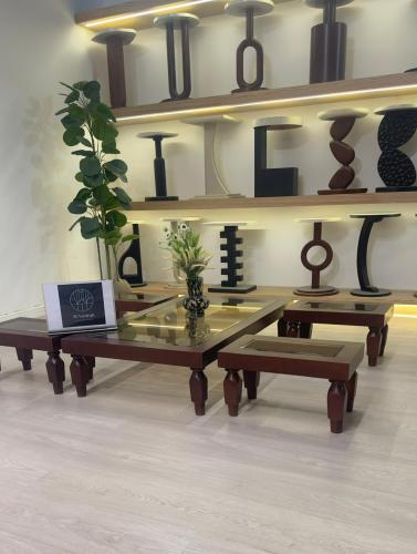 طقم طاولات ارضي 5قطع لون بني