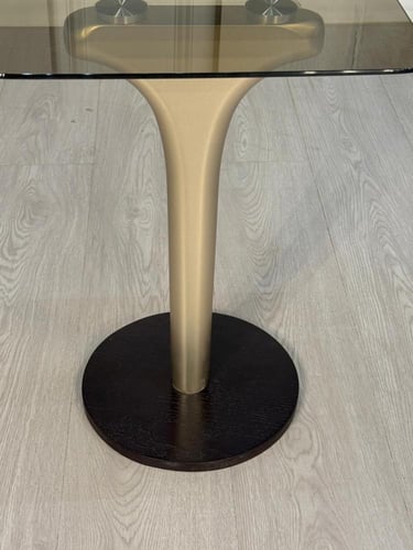 طاولة خدمة بسطح زجاج عسلي وعمود خشب مكس وقاعدة خشب...