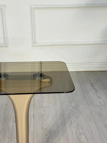 طاولة خدمة بسطح زجاج عسلي وعمود خشب مكس وقاعدة خشب...