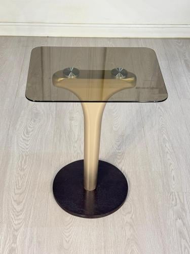 طاولة خدمة بسطح زجاج عسلي وعمود خشب مكس وقاعدة خشب...