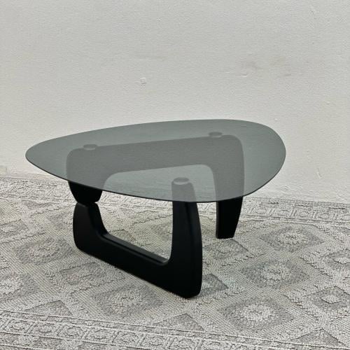 طاولة قهوة سطح زجاج قاعده خشب لون اسود