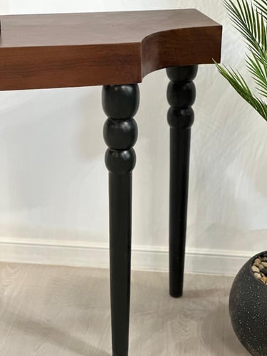 طاولة مدخل بسطح خشب قشرة الجوز وقاعده خشب