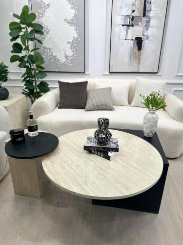 قطعتين طاولات تقديم سطح بديل الرخام قاعده خشب قشرة...