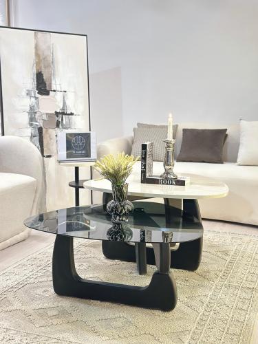 طاولتين قهوة سطح الطاولة الاولى بديل الرخام ترافنت...