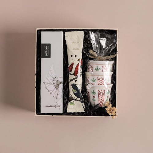 هدايا قهوة وفناجيل وعجوة المدينة