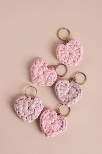 توزيعات ميدالية مكرمية قلب - لون وردي