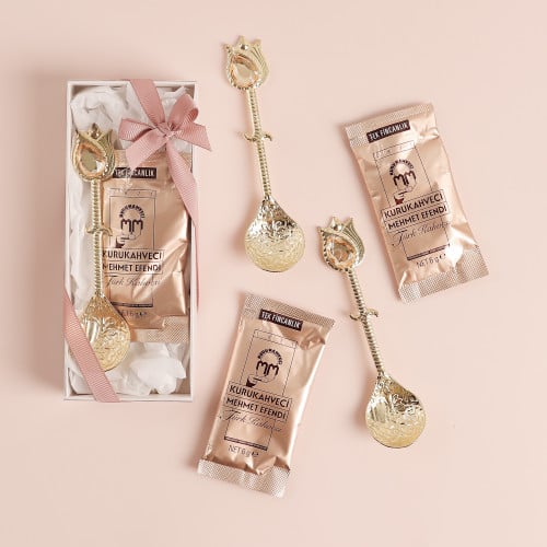 توزيعات قهوة تركية مع ملعقة ذهبية