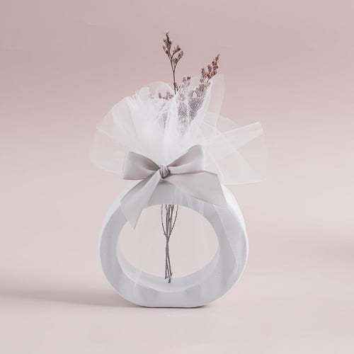 6 حبات - فازة مع الورد بتغليف تُل