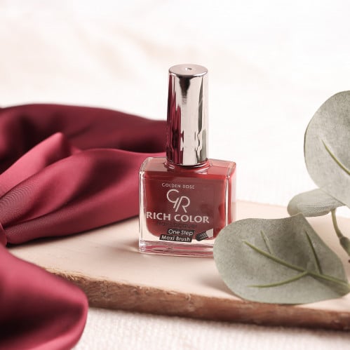 طلاء أظافر أحمر