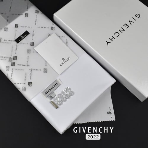 العرض الذهبي من جيفنشي F21