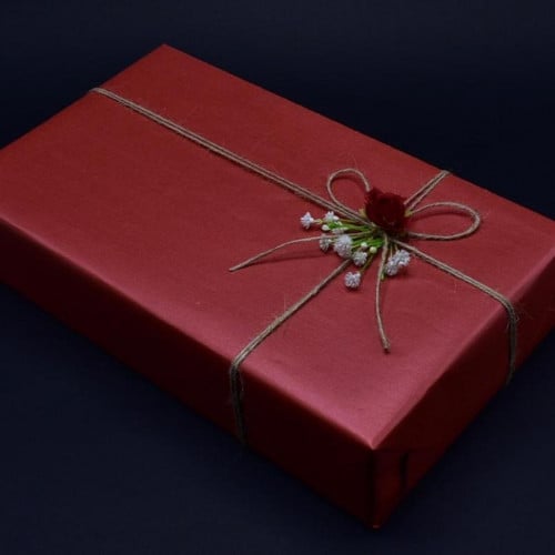 تغليف ورقي احمر &شرائط