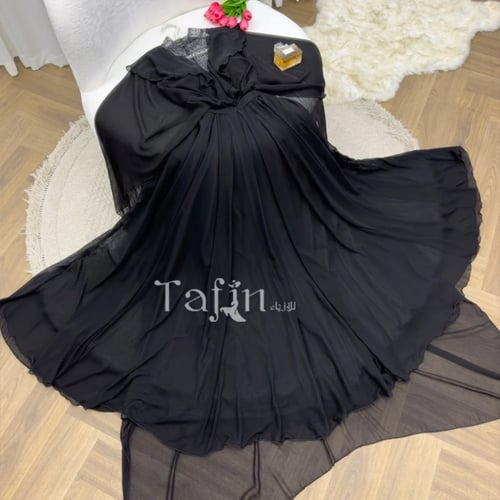 فستان اسود طويل مع كيب وحزام