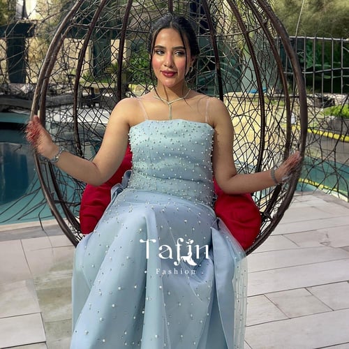 فستان ملكة ازرق مع قفازات