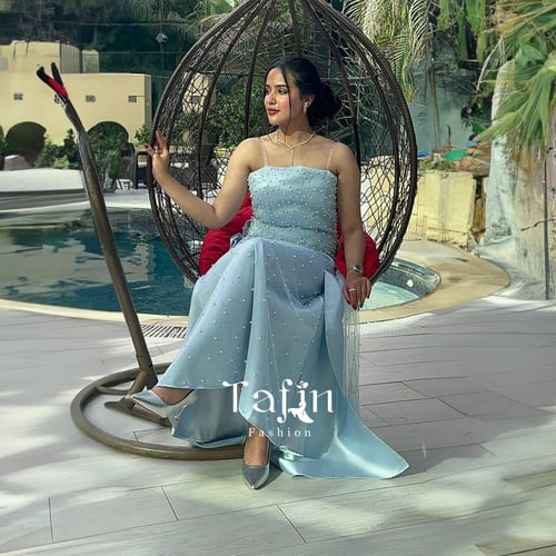 فستان ملكة ازرق مع قفازات