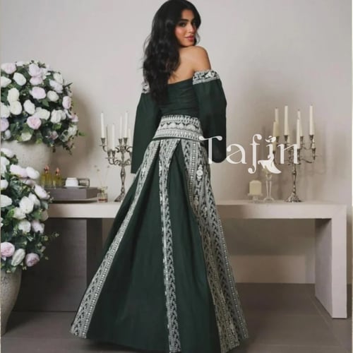 فستان طويل مفتوح الضهر والأكتاف