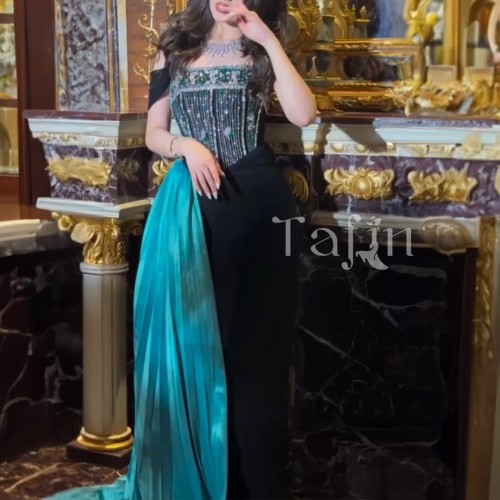 فستان سهرة طويل مزين بكريستال فخم