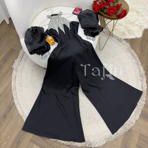 فستان طويل ضيق بأكمام ضيقة