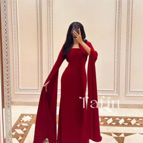 فستان سهرة طويل ضيق بأكمام طويلة