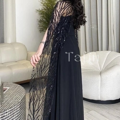 فستان ضيق طويل مفتوح الصدر مع شال شيفون