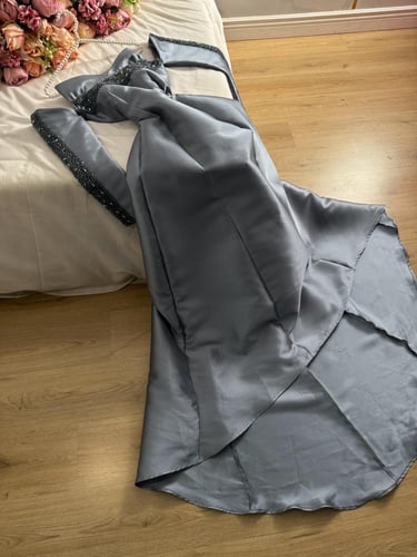 فستان بأكمام منفصله بلونين