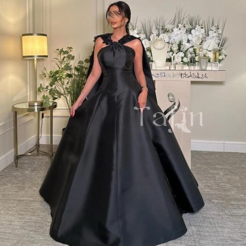 فستان طويل واسع من الأسفل