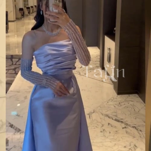 فستان بخامة فخمة جدا ساتان ضيق الخصر مع كفوف مطرزة