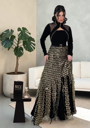 فستان سهرة طويل باربي أسود بتطريز سلاسل ذهبية