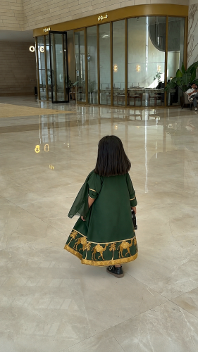 عبايه أخضر بتطريز تراثي وطني