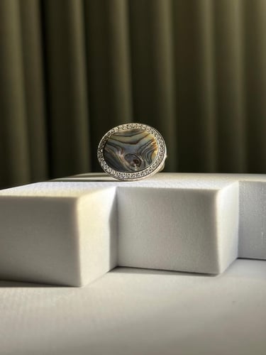 خاتم فضة فاخر بحجر طبيعي مميز مطعم بفصوص الزركون