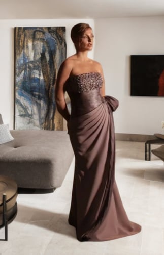 فستان سهرة بتصميم عصري باللون البني مع تفاصيل أنثو...