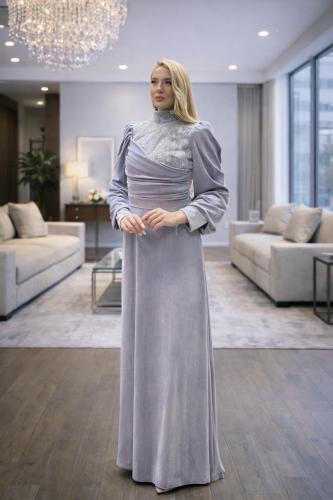 فستان سهرة بتصميم أنيق مع تفاصيل لؤلؤية وأكمام مزخ...