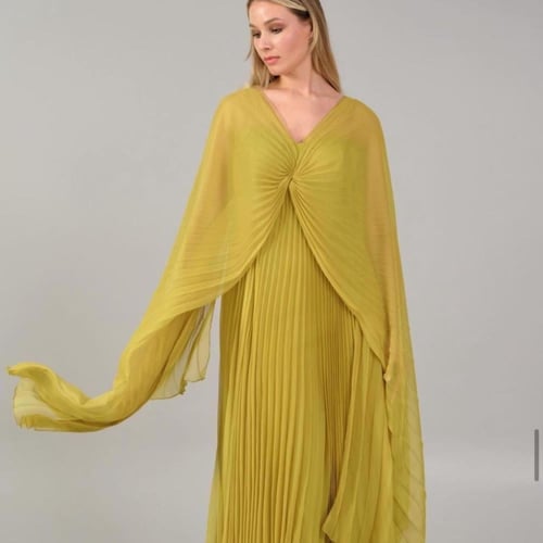 فستان سهرة طويل بتصميم بترفلاي وحزام عند الخصر