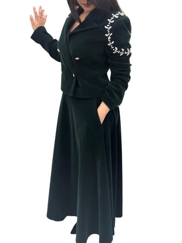 طقم سهرة كلاسيك أخضر من القطيفة مزين بالفصوص