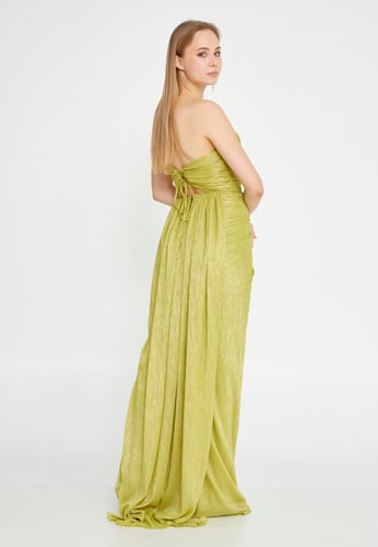 فستان سهرة بتصميم أوف شولدر مع تفاصيل درابيه