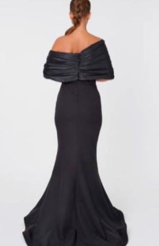 فستان سهرة شولدر بتصميم ضيق وتنورة واسعة