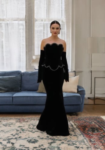 فستان سهرة طويل بتفاصيل تطريز لؤلؤي وأكمام طويلة