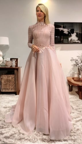 فستان سهرة بتصميم فخم وتنورة واسعة