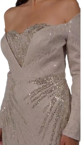 فستان سهرة بتصميم عصري باللون البيج مع تفاصيل لؤلؤ...