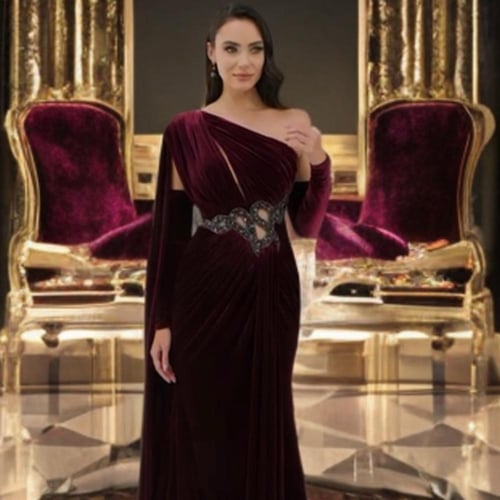 فستان سهرة من المخمل مع تفاصيل معدنية عصرية