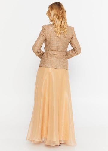 طقم سهرة مطرز مع جاكيت مطرز وتنورة متدرجة