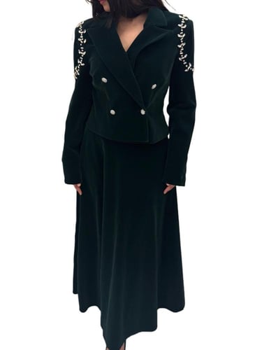 طقم سهرة كلاسيك أخضر من القطيفة مزين بالفصوص