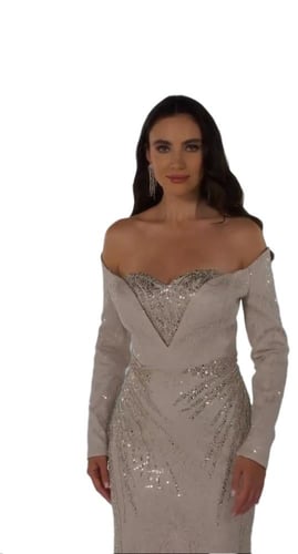 فستان سهرة بتصميم عصري باللون البيج مع تفاصيل لؤلؤ...