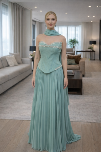 فستان سهرة بتصميم أنثوي مع تطريز لؤلؤي وتنورة بليس...