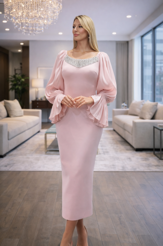 فستان سهرة بتصميم أنيق وأكمام واسعة مع ياقة مزينة...