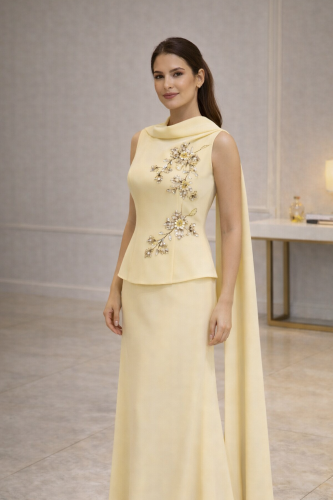 فستان إشراقة الفخامة مطرز بالكريستال بوشاح ملكي