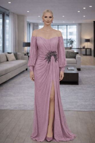 فستان سهرة أسود بأكمام شفافة وتفاصيل لؤلؤية أنيقة