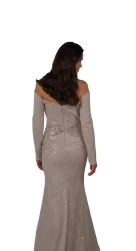 فستان سهرة بتصميم عصري باللون البيج مع تفاصيل لؤلؤ...