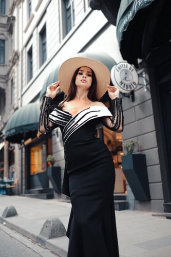 فستان سهرة أوف شولدر بأكمام طويلة وتصميم أنثوي فاخ...