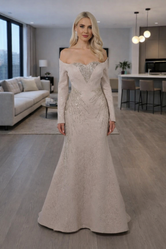 فستان سهرة بتصميم عصري باللون البيج مع تفاصيل لؤلؤ...