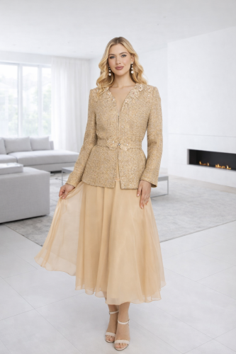 طقم سهرة مطرز مع جاكيت مطرز وتنورة متدرجة